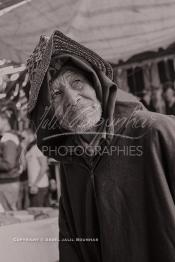 Image du Maroc Professionnelle de  Un grand père fixe avec ses yeux un objet dans un bazar au souk Semmarine  à Marrakech, le 11 Décembre 2011. (Photo / Abdeljalil Bounhar)

